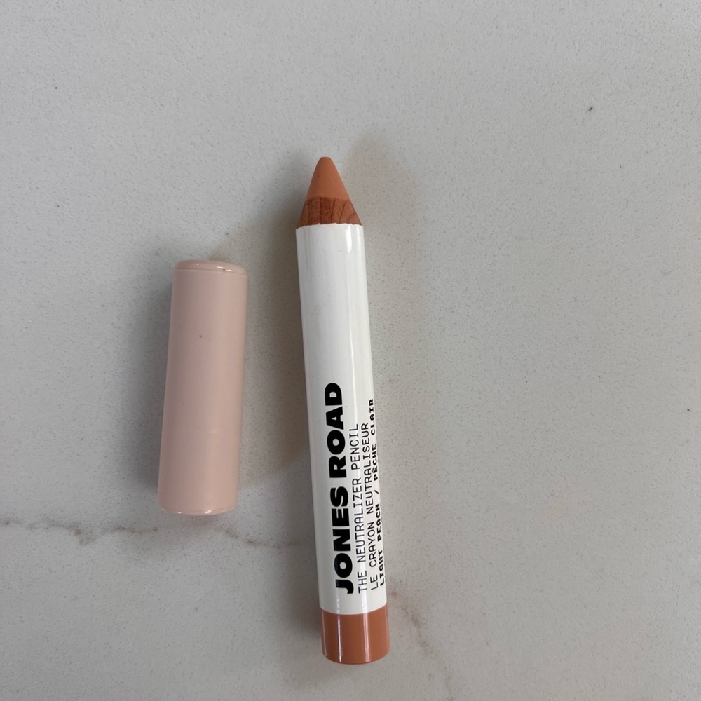 Jones Road the neutralizing pencil. Shade LIGHT PEACH